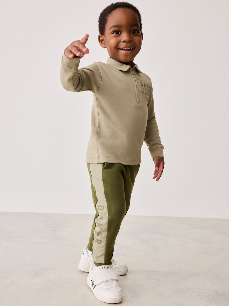 Baker by Ted Baker – Set aus Polo-Shirt und Jogginghose in Khakigrün - Bild 1 von 13 Baker by Ted Baker – Set aus Polo-Shirt und Jogginghose in Khakigrün - Bild 1 von 13