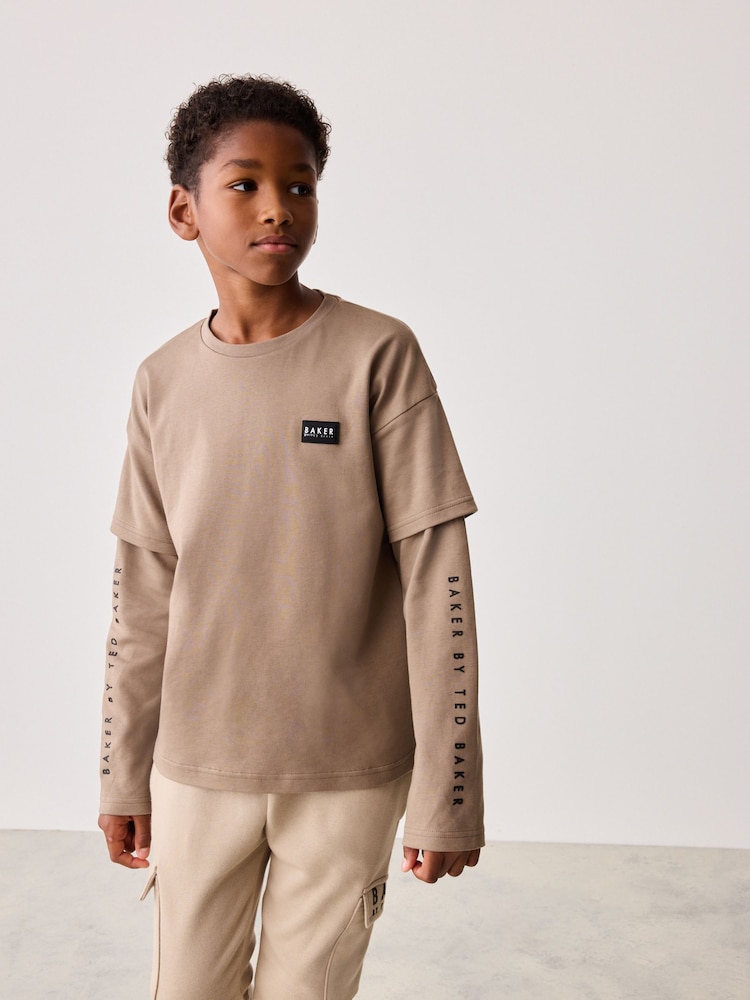 Baker by Ted Baker Set aus T-Shirt und Jogginghose aus 100 % Baumwolle in Neutral - Bild 2 von 7 Baker by Ted Baker Set aus T-Shirt und Jogginghose aus 100 % Baumwolle in Neutral - Bild 2 von 7
