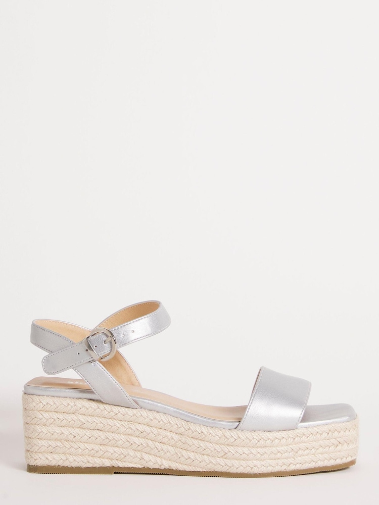Simply Be Espadrilles in weiter Passform mit dicker Sohle und eckiger Zehen- und Fersenpartie, Silberfarben - Bild 1 von 3 Simply Be Espadrilles in weiter Passform mit dicker Sohle und eckiger Zehen- und Fersenpartie, Silberfarben - Bild 1 von 3