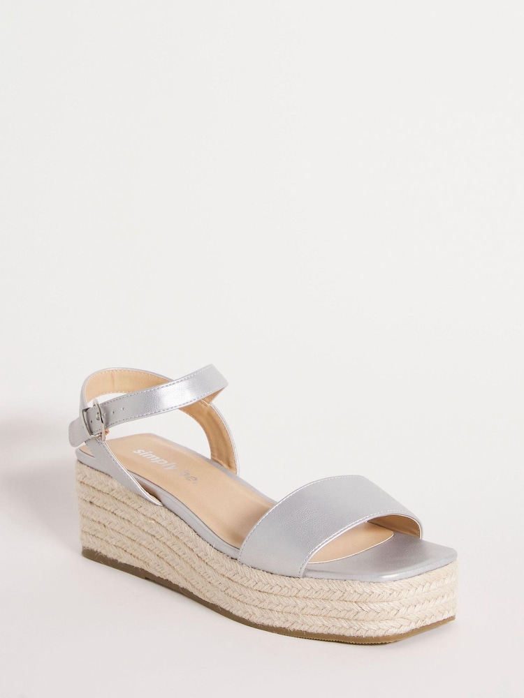 Simply Be Espadrilles in weiter Passform mit dicker Sohle und eckiger Zehen- und Fersenpartie, Silberfarben - Bild 2 von 3 Simply Be Espadrilles in weiter Passform mit dicker Sohle und eckiger Zehen- und Fersenpartie, Silberfarben - Bild 2 von 3
