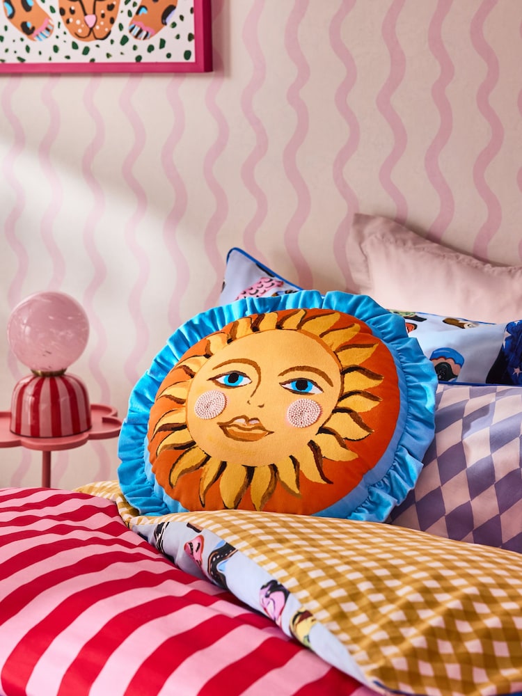 Eleanor Bowmer – Sunshine – rundes Samtkissen mit gerüschtem Rand - Bild 1 von 3