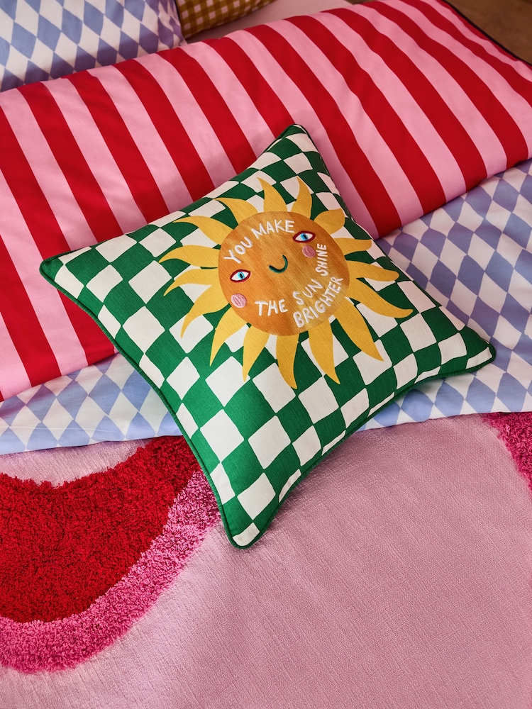 Eleanor Bowmer – Kissen mit Schachbrettmuster und Slogan „Make The Sunshine“ aus 100 % Baumwolle - Bild 1 von 5 Eleanor Bowmer – Kissen mit Schachbrettmuster und Slogan „Make The Sunshine“ aus 100 % Baumwolle - Bild 1 von 5