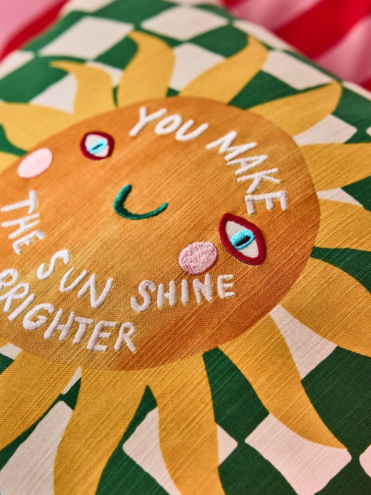 Eleanor Bowmer – Kissen mit Schachbrettmuster und Slogan „Make The Sunshine“ aus 100 % Baumwolle - Bild 2 von 5 Eleanor Bowmer – Kissen mit Schachbrettmuster und Slogan „Make The Sunshine“ aus 100 % Baumwolle - Bild 2 von 5