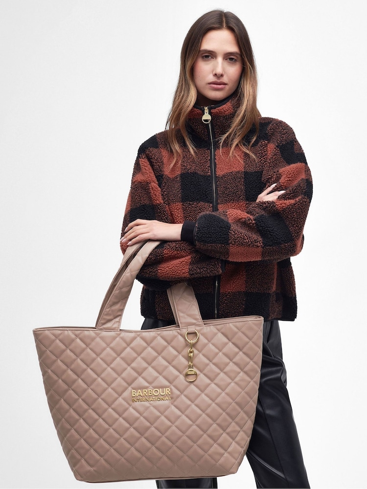 بيج - حقيبة حمل بشعار باترسي الدولي مبطن من Barbour® - صورة 1 من 8 بيج - حقيبة حمل بشعار باترسي الدولي مبطن من Barbour® - صورة 1 من 8