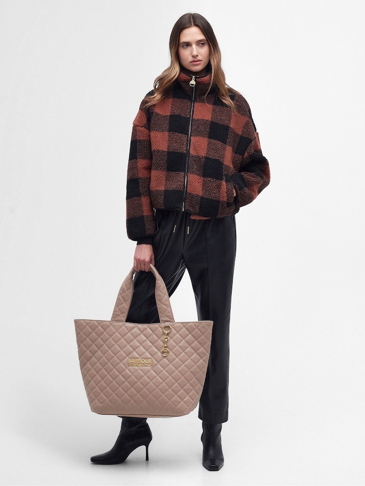 بيج - حقيبة حمل بشعار باترسي الدولي مبطن من Barbour® - صورة 2 من 8 بيج - حقيبة حمل بشعار باترسي الدولي مبطن من Barbour® - صورة 2 من 8