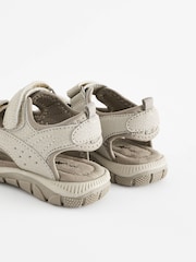 Neutrale Farbe - Trekking-Sandalen mit Klettverschluss - Bild 4 von 6