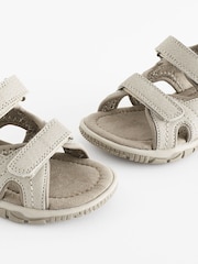 Neutrale Farbe - Trekking-Sandalen mit Klettverschluss - Bild 5 von 6