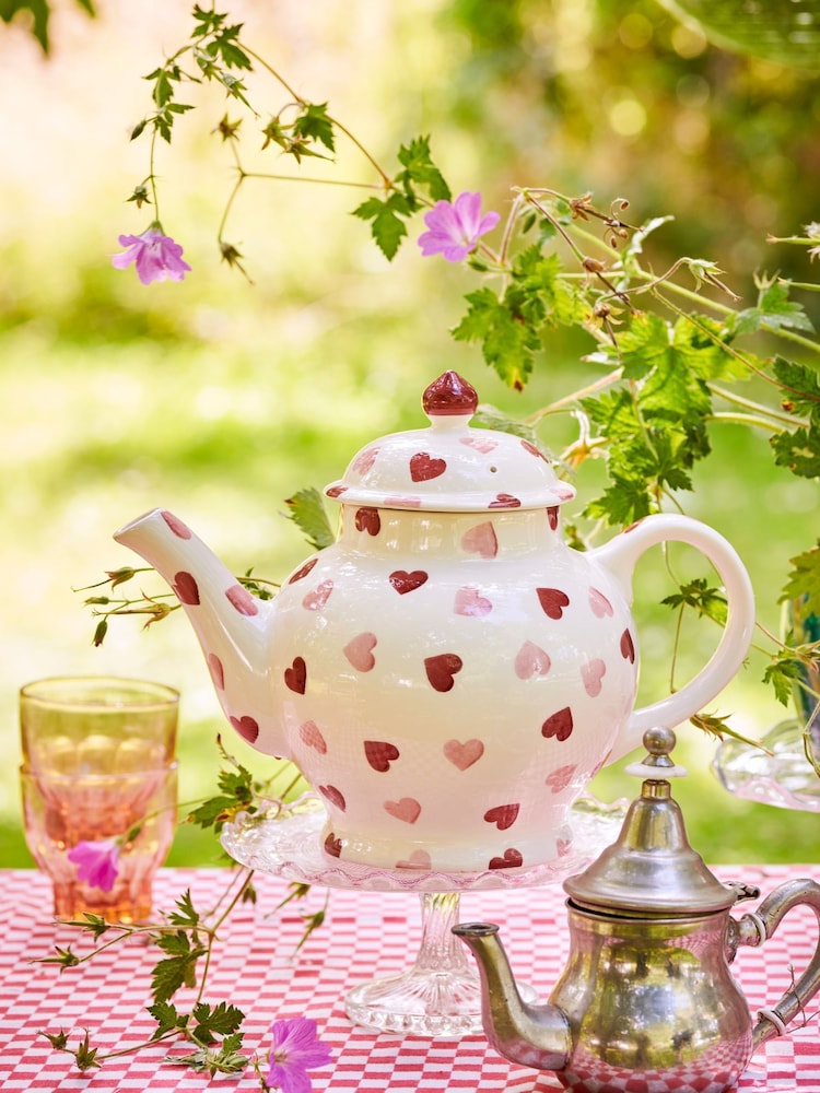 إبريق شاي 4 قلوب وردية من Emma Bridgewater - صورة 1 من 4 إبريق شاي 4 قلوب وردية من Emma Bridgewater - صورة 1 من 4