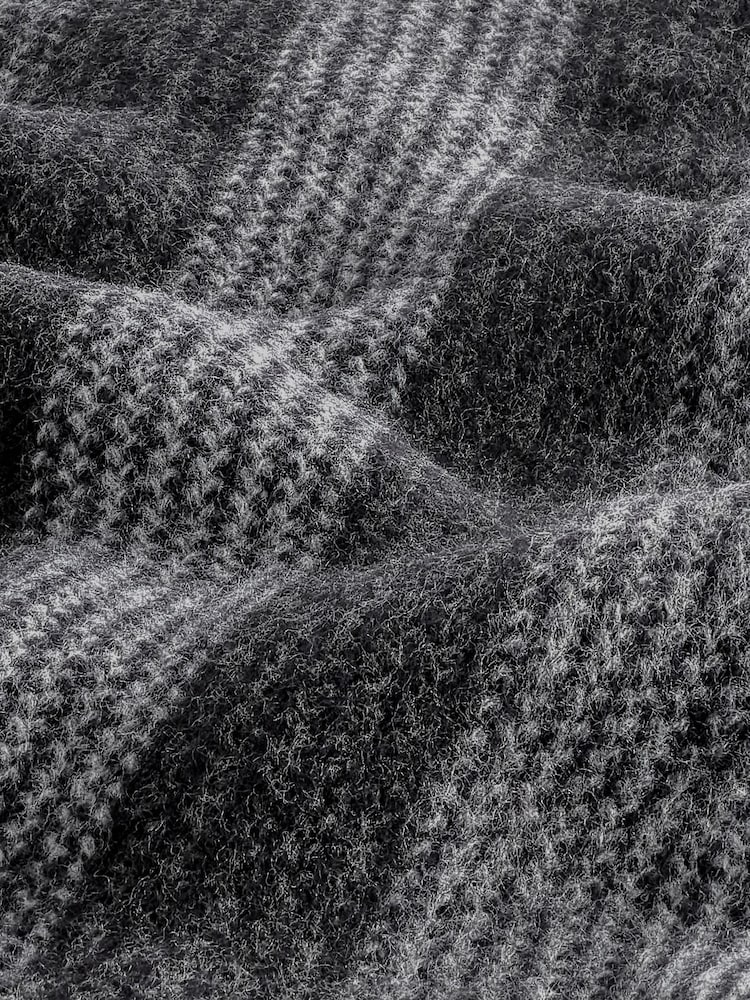 Black/White Stripe Knitted Scarf - Image 4 of 4 Black/White Stripe Knitted Scarf - Image 4 of 4