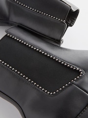 Schwarz - Forever Comfort® Chelsea-Stiefeletten mit Nietenbesatz - Bild 7 von 8