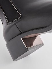 Schwarz - Forever Comfort® Chelsea-Stiefeletten mit Nietenbesatz - Bild 8 von 8