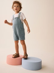 Blau - Latzhose aus 100 % weicher, strukturierter Baumwolle (3M.–7J.) - Bild 1 von 7