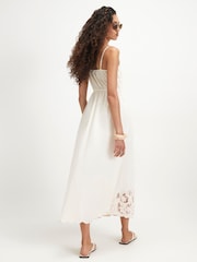Vestido a media pierna de encaje con calados de River Island - Imagen 2 de 4