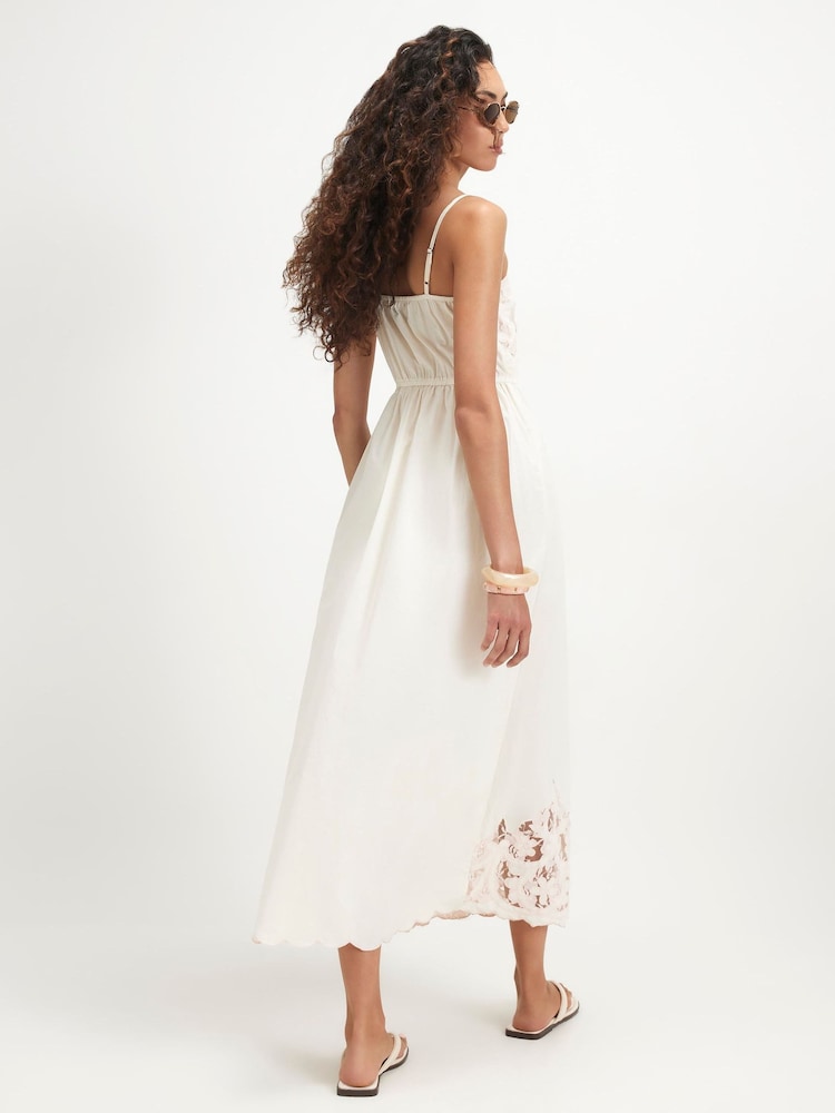 Vestido a media pierna de encaje con calados de River Island - Imagen 2 de 4