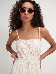 Vestido a media pierna de encaje con calados de River Island - Imagen 3 de 4