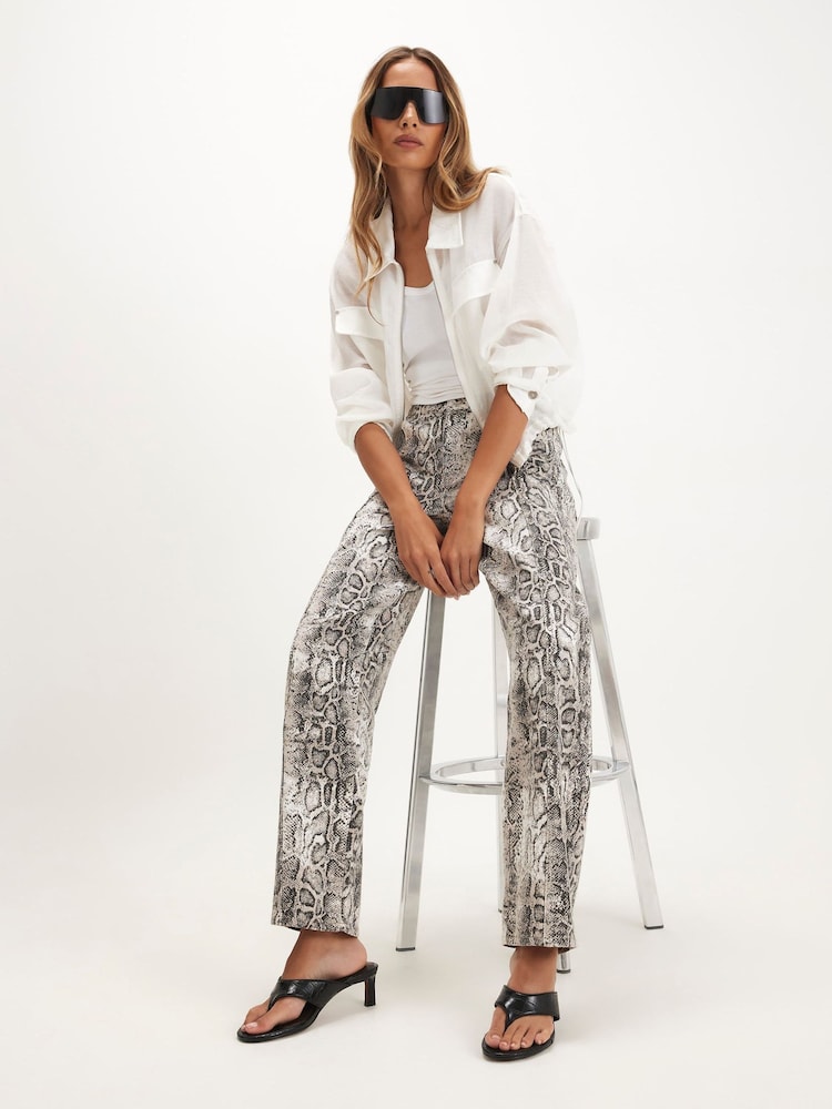 River Island Snake Print Barrel Jeans - صورة 1 من 4 River Island Snake Print Barrel Jeans - صورة 1 من 4