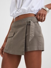 تنورة شورت كارغو بتصميم ملفوف من River Island - صورة 3 من 4
