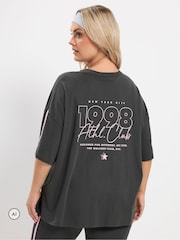 Yours Curve '1998 Athl. Club' T-Shirt - Imagen 3 de 7