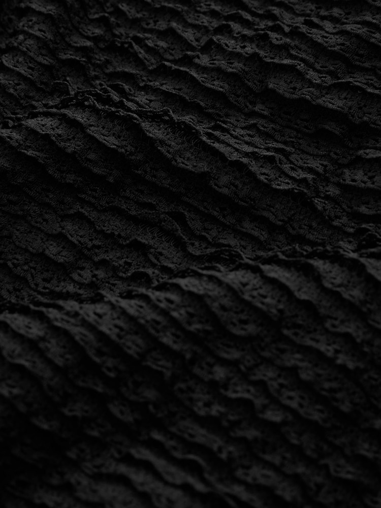 Schwarz - Strukturiertes One-Shoulder-Midikleid - Bild 9 von 9 Schwarz - Strukturiertes One-Shoulder-Midikleid - Bild 9 von 9