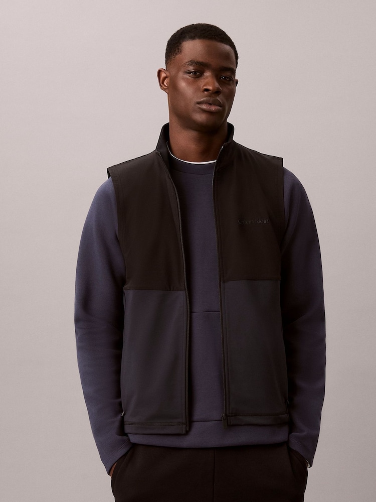 جيليه مقاوم للماء Performance من Calvin Klein - صورة 1 من 6 جيليه مقاوم للماء Performance من Calvin Klein - صورة 1 من 6