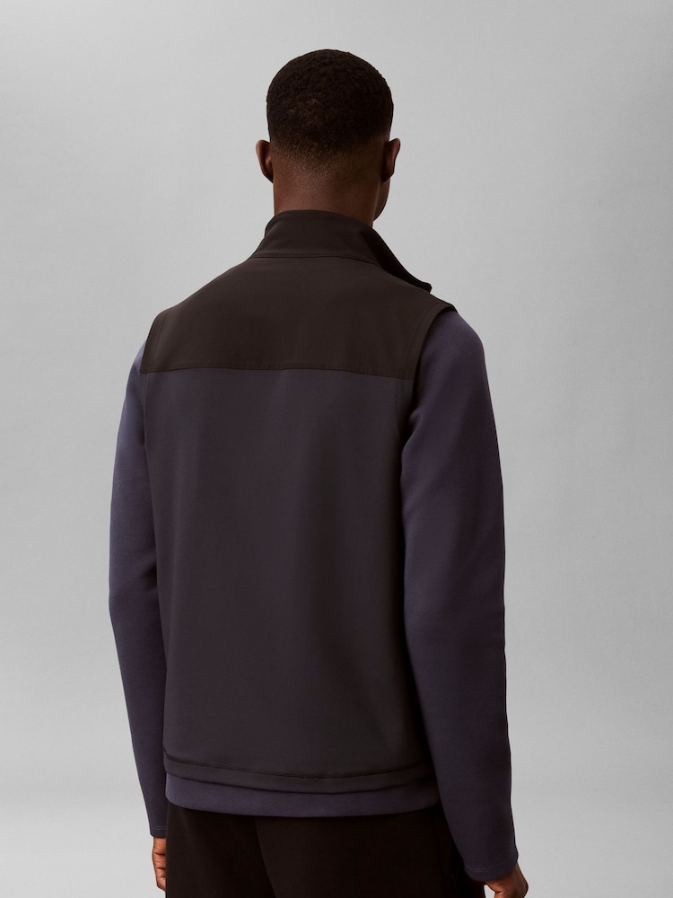 جيليه مقاوم للماء Performance من Calvin Klein - صورة 2 من 6 جيليه مقاوم للماء Performance من Calvin Klein - صورة 2 من 6