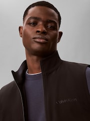 جيليه مقاوم للماء Performance من Calvin Klein - صورة 3 من 6