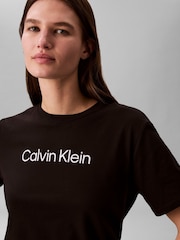 Svart - Calvin Klein Breathable Quick-Dry Travel T-Shirt - Bilde 4 av 6