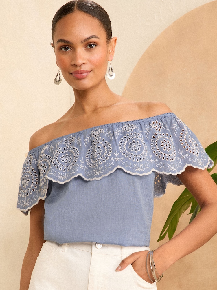 Blau, Chambray, Lochstickerei - Love & Roses, Oberteil mit Bardot-Detailbesatz - Bild 1 von 4 Blau, Chambray, Lochstickerei - Love & Roses, Oberteil mit Bardot-Detailbesatz - Bild 1 von 4