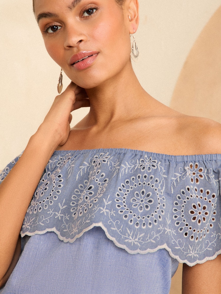 Blau, Chambray, Lochstickerei - Love & Roses, Oberteil mit Bardot-Detailbesatz - Bild 2 von 4 Blau, Chambray, Lochstickerei - Love & Roses, Oberteil mit Bardot-Detailbesatz - Bild 2 von 4