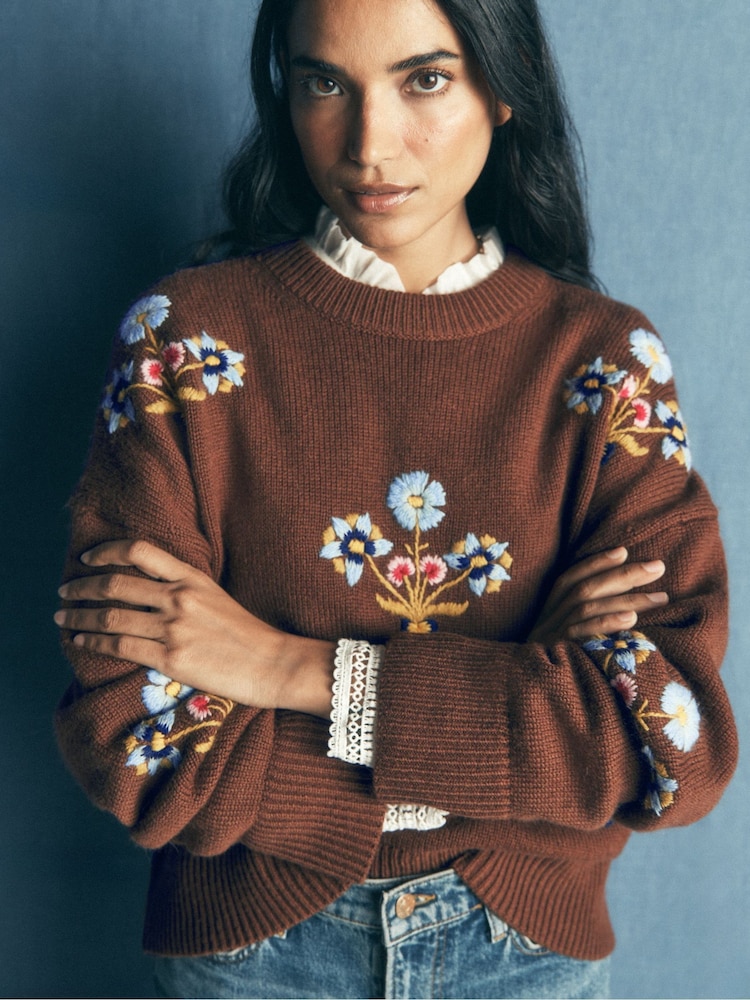 棕色 - Boden Ella 刺繡針織套頭衫 - 圖片 2，共 8