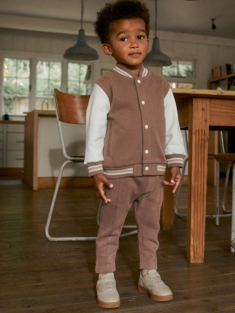 بني/كريم - Letterman Jacket and Joggers Set (3mths-7yrs) - صورة 1 من 4 بني/كريم - Letterman Jacket and Joggers Set (3mths-7yrs) - صورة 1 من 4