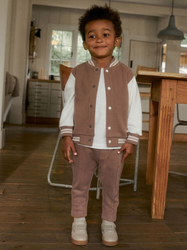بني/كريم - Letterman Jacket and Joggers Set (3mths-7yrs) - صورة 2 من 4 بني/كريم - Letterman Jacket and Joggers Set (3mths-7yrs) - صورة 2 من 4