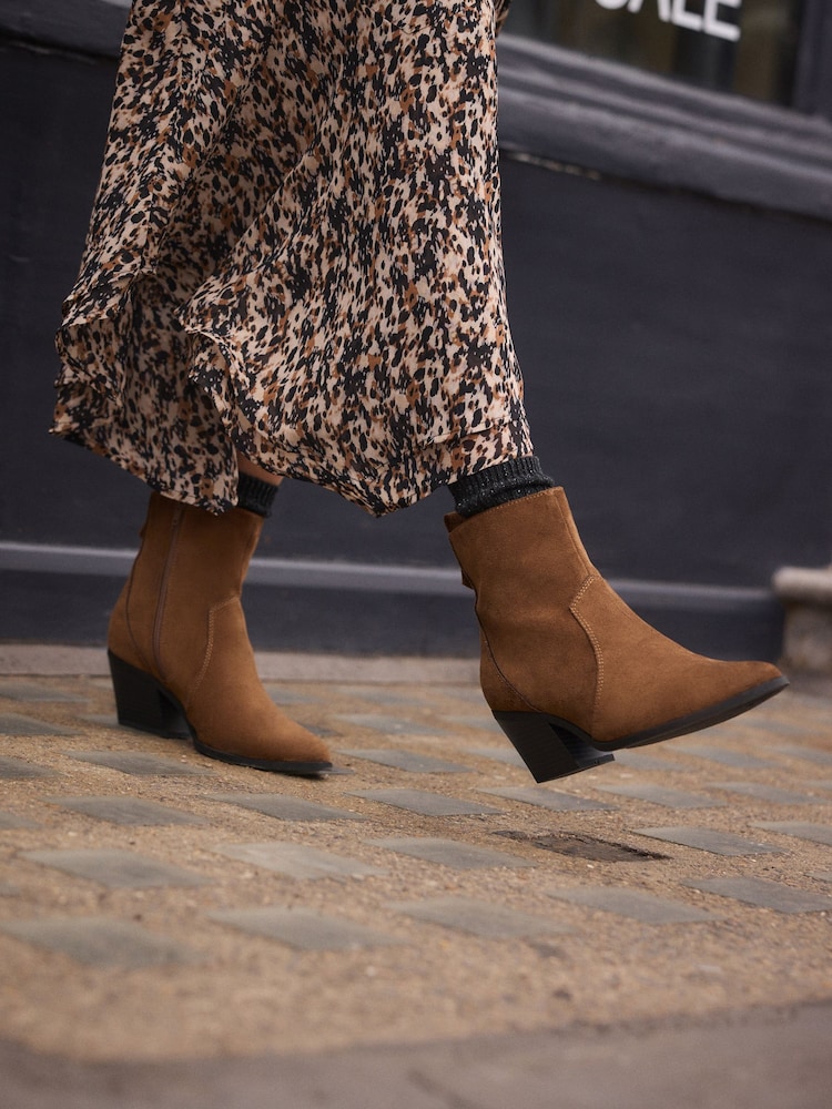 بني فاتح بني - Forever Comfort® Cowboy Ankle Boots - صورة 2 من 8
