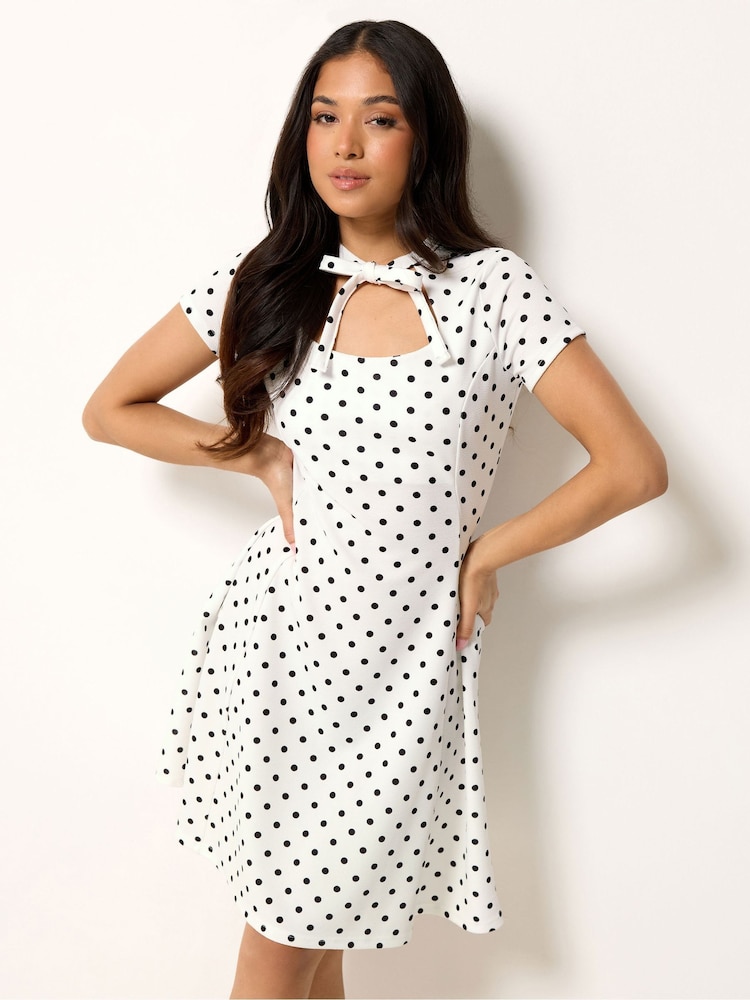 PixieGirl Petite שמלת מיני בדוגמת נקודות פולקה עם חזית קשירה - תמונה 1 מתוך 5 PixieGirl Petite שמלת מיני בדוגמת נקודות פולקה עם חזית קשירה - תמונה 1 מתוך 5