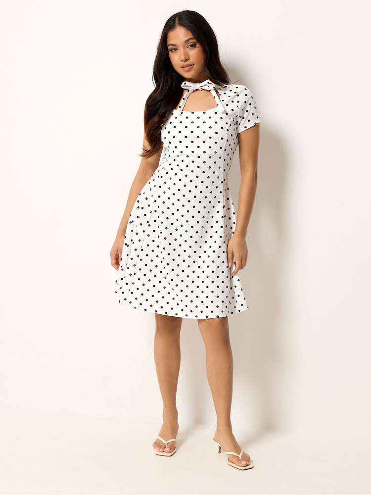 PixieGirl Petite שמלת מיני בדוגמת נקודות פולקה עם חזית קשירה - תמונה 2 מתוך 5 PixieGirl Petite שמלת מיני בדוגמת נקודות פולקה עם חזית קשירה - תמונה 2 מתוך 5