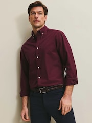 Vermelho Borgonha - Ajuste fino - Camisa Oxford lisa com botões e tecido stretch lavado Charles Tyrwhitt - Imagem 1 de 6