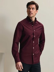 Vermelho Borgonha - Ajuste fino - Camisa Oxford lisa com botões e tecido stretch lavado Charles Tyrwhitt - Imagem 2 de 6