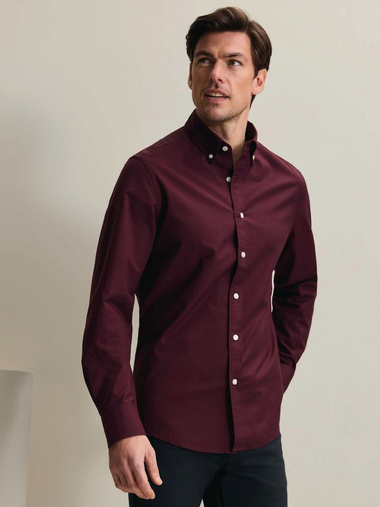 Vermelho Borgonha - Ajuste fino - Camisa Oxford lisa com botões e tecido stretch lavado Charles Tyrwhitt - Imagem 2 de 6