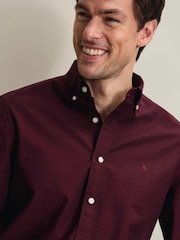 Vermelho Borgonha - Ajuste fino - Camisa Oxford lisa com botões e tecido stretch lavado Charles Tyrwhitt - Imagem 3 de 6