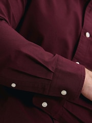 Vermelho Borgonha - Ajuste fino - Camisa Oxford lisa com botões e tecido stretch lavado Charles Tyrwhitt - Imagem 4 de 6