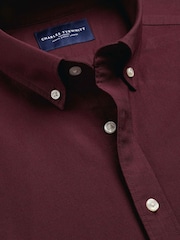 Vermelho Borgonha - Ajuste fino - Camisa Oxford lisa com botões e tecido stretch lavado Charles Tyrwhitt - Imagem 5 de 6