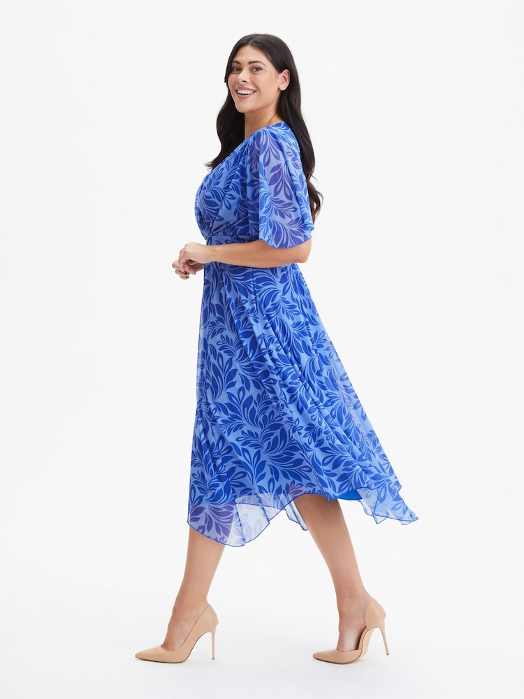 Blau mit floralem Muster - Scarlett & Jo Julie Kleid mit Zipfelsaum - Bild 2 von 4 Blau mit floralem Muster - Scarlett & Jo Julie Kleid mit Zipfelsaum - Bild 2 von 4