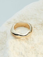 10 Carat Gold Plated N. Premium Chunky Ring Pack Made With Recycled Brass - Image 3 of 4