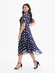 Blau - Scarlett & Jo Carole Sunray Plissiertes Midikleid mit Wickeloberteil - Bild 3 von 4