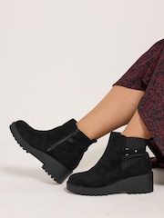 Negro - Botas Yours Curve con detalle de hebilla y tacón de cuña en talla EEE extra ancha - Imagen 1 de 6