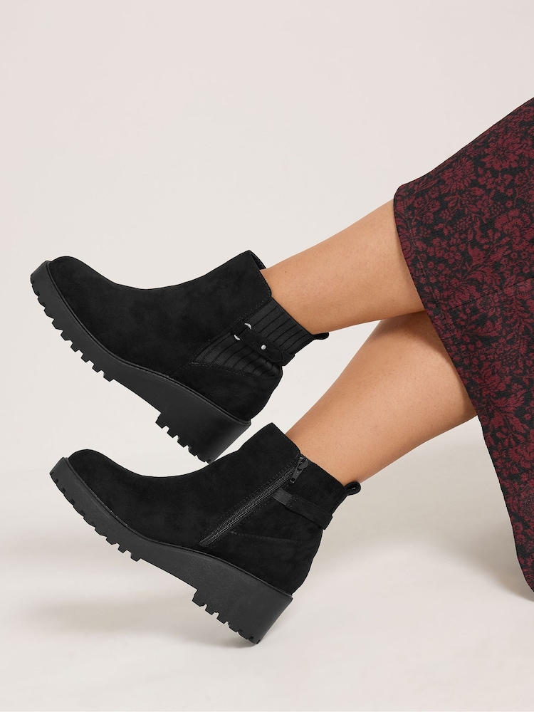 Negro - Botas Yours Curve con detalle de hebilla y tacón de cuña en talla EEE extra ancha - Imagen 2 de 6 Negro - Botas Yours Curve con detalle de hebilla y tacón de cuña en talla EEE extra ancha - Imagen 2 de 6