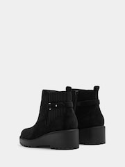 Negro - Botas Yours Curve con detalle de hebilla y tacón de cuña en talla EEE extra ancha - Imagen 4 de 6