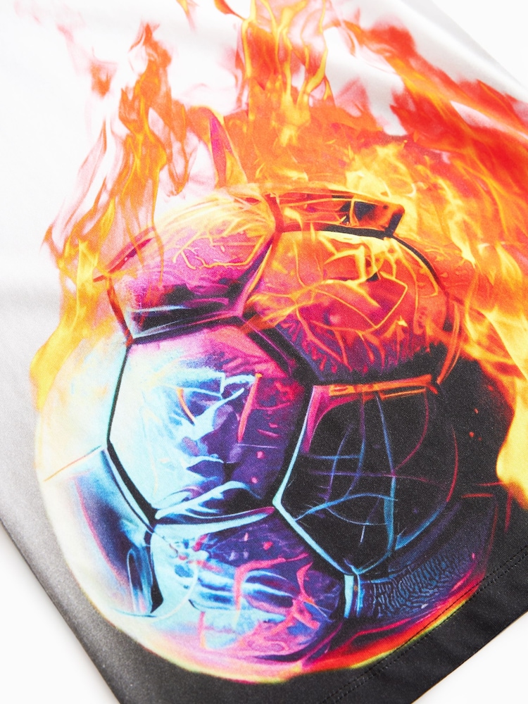 Weiß, Fußball mit Flammen - Kurzarm-T-Shirt aus 100 % Baumwolle mit Grafik (3-16Jahre) - Bild 3 von 3