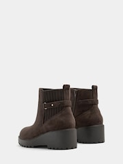 Marrón - Botas Yours Curve con detalle de hebilla y tacón de cuña en talla EEE extra ancha - Imagen 3 de 6