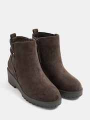 Marrón - Botas Yours Curve con detalle de hebilla y tacón de cuña en talla EEE extra ancha - Imagen 4 de 6